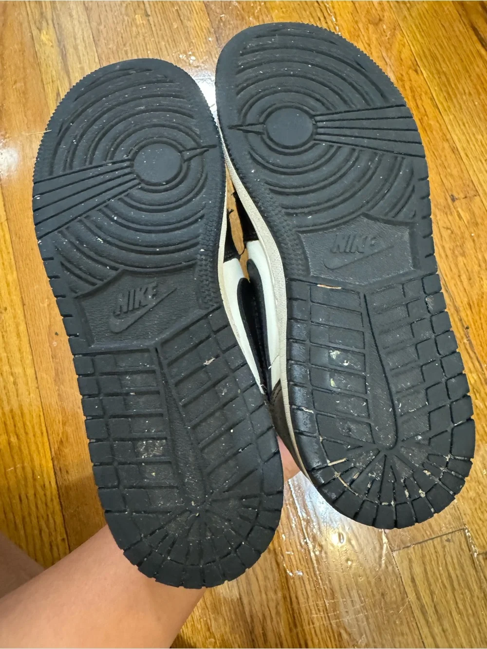 Nike Black & White Low-Top Sneakers with Contrast Tongue